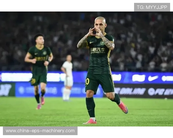 米特里策染红后愤怒踢水桶引发关注